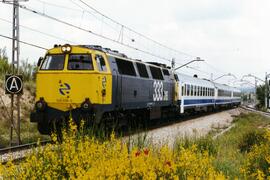 Locomotora diésel - eléctrica 333 - 018 de RENFE, fabricada por MACOSA y pintada en amarillo y gr...