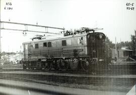 Locomotora eléctrica 5.2041 de los Ferrocarriles Estatales Noruegos (NSB), detenida en una estaci...