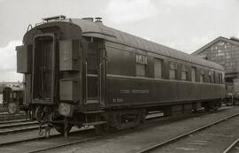 Coche restaurante WR 3569 de la serie 3562-3569 de la Compañía Wagons Lits detenido en la estació...