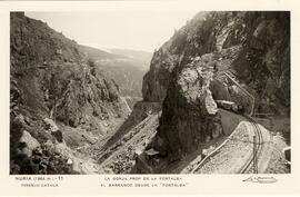 Vista panorámica desde la Fontalba del Ferrocarril de Cremallera de Nuria junto a un barranco, en...