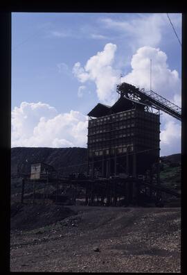 Tolvas del cargadero de mineral y nave de clasificación y cribado de las minas de hierro de la Co...