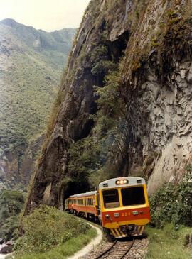 TÍTULO DEL ÁLBUM : [Fotografías en papel y fichas técnicas de unidades de tren diésel y eléctrica...