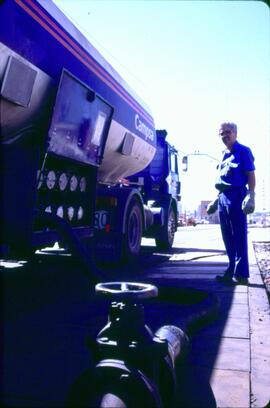 Camión de combustible en el depósito de Fuencarral