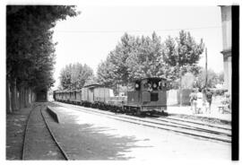 Composicion del ferrocarril económico de Reus a Salou, de vía estrecha y conocido como el Carrile...