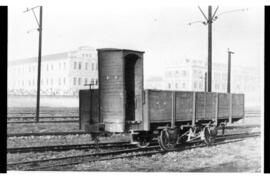 Vagón abierto en la estación de Pamplona del Ferrocarril eléctrico de Pamplona a Aoiz y Sangüesa,...