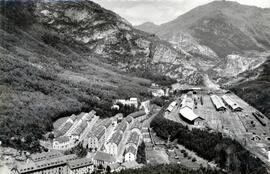 Vista parcial del poblado de Arañones, la estación internacional de Canfranc y su playa de vías