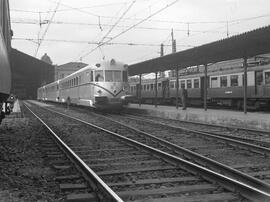 Automotor térmico diésel TAF de la serie 595 de RENFE, ex serie 9500, saliendo de la estación de ...