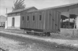 Coche de viajeros aparcado en la zona de muelles de la estación de Gandía, de los Ferrocarriles d...