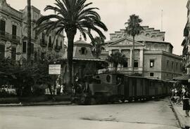 Tranvía de vapor cruzando la plaza de la Paz en Castellón