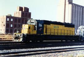 Vista de la locomotora CNW-6869 (SD40-2), a su paso por Clinton, Iowa.