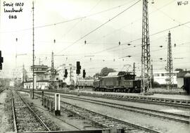 Locomotora eléctrica de la serie 1020 de los Österreichische Bundesbahnen (ÖBB), detenida en la e...