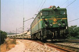 [En el reverso, el texto]: Núm. 6. Talgo Pendular remolcado por una locomotora eléctrica Mitsubis...