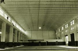 Interior de la nave de reparación limitada del depósito de tracción eléctrica de León, en la líne...