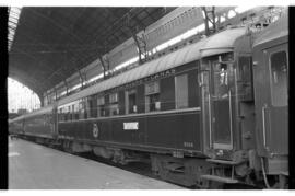 Coche restaurante WR 3568 de la serie 3562-3569 de la Compañía Wagons-Lits detenido en la estació...