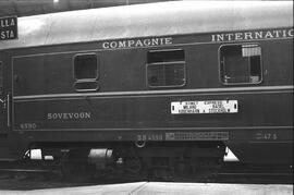 Coche cama 4590 de la Compañía Internacional Wagons Lits formando parte de una composición de la ...