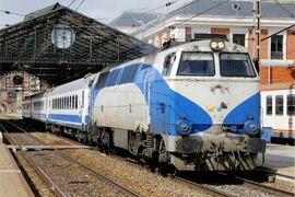 Locomotora diésel - eléctrica 333 - 081 de RENFE OPERADORA, fabricada por MACOSA y pintada en  bl...