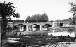 Puente sobre el Tajo, situado en el km 47,838 de la línea de Madrid a Alicante, dentro del términ...