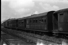 Coches de viajeros del Ferrocarril del Cantábrico en la estación de Santander