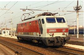 Locomotora eléctrica de la serie E 444 R de Ferrovie dello Stato (FS) en la estación de Milán - G...