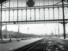 Estación de Madrid - Príncipe Pío. Andenes con trenes estacionados