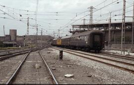Coche de viajeros de 2ª clase BB 8750 de la serie BB 8501 a 8945 de RENFE, formando parte de una ...