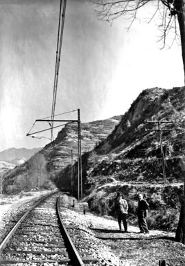 Vista general de tramo de vías y tendido de comunicaciones en área montañosa