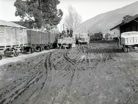 Estación de Barco de Valdeorras. Parte del muelle y vagones estacionados