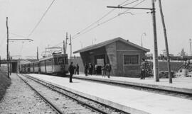 Composición de viajeros y automotor eléctrico llegando al apeadero de Llaranes (Avilés) del Ferro...