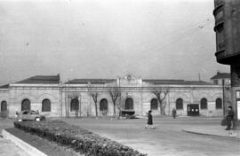Fachada a la población de los talleres de la estación de Gijón del Ferrocarril de Langreo