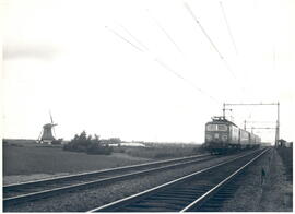 
Train électrique dans un paysage typiquement hollandais 
Tren eléctrico en un paisaje típicament...
