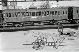 Coche de viajeros de 2ª clase B 1110 con placa de trayecto Sevilla-Morón, detenido en la estación...