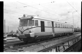 Automotor térmico diésel TAF de la serie 595 de RENFE, detenido en la estación de Madrid - Chamartín