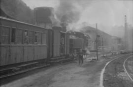 Composición de viajeros en la estación de San Pedro de los Ferrocarriles de Langreo (Gijón a Sama...