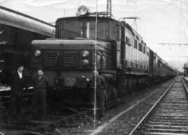 Personal ferroviario junto a la locomotora eléctrica 7301 de Norte, luego renumerada como 273 - 0...