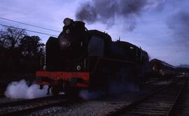 Locomotora de vapor 141F - 2413 Mikado (serie 141F-2301 a 2417) detenida en la estación de Tuy, y...