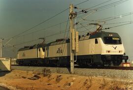 Locomotora eléctrica 252 - 004 - 7 de RENFE, circulando por la línea Madrid - Sevilla, a la altur...