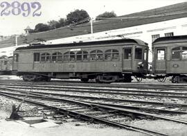 Automotor Brill nº 21 de 2ª clase y furgón de los Ferrocarriles de Cataluña de la serie 10 a 27, ...