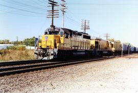 Vista de una composición de mercancías, con las locomotoras UP-862 (GP40) y UP-118 (B23-7), en el...