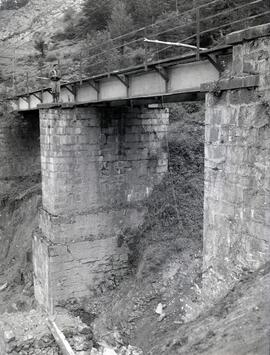 Viaducto de La Reguerona, en el 67,779 de la línea de León a Gijón, dentro del término municipal ...