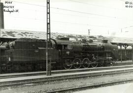 Locomotora de vapor de la serie 424 de los Ferrocarriles Estatales Húngaros (MAV), detenida en la...