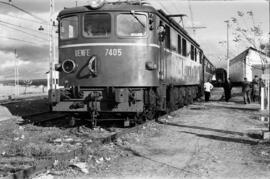 Locomotora eléctrica 7405, correspondiente a la serie 7400 de RENFE (serie 274), apodadas "b...