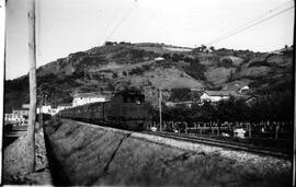 Composición de los Ferrocarriles Vascongados (FV), formada por locomotora eléctrica y coches de v...