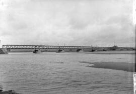 Puente sobre el río Esla, en el km 107,052 de la línea de Palencia a Coruña, entre los municipios...