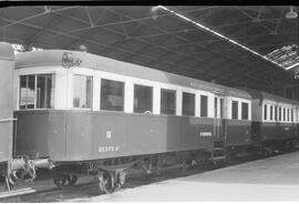 Coches de viajeros de 3ª clase para la 4ª zona de RENFE, detenidos en el interior de la estación ...