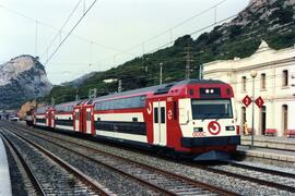 Unidades eléctricas serie 450 construidas por Alstom y Construcciones y Auxiliar de Ferrocarriles...