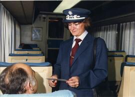 Arantxa Ustarroz, interventora de RENFE validando el billete de un viajero