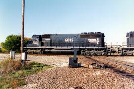 Tren IC maniobrando marcha atrás. Atraviesa la línea de NS en Tuscola, Illinois. Vista de la IC-6...
