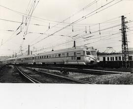 Automotor diésel de RENFE, serie 595 (ex-9.500). Tren Automotor FIAT “TAF” cerca de la estación d...