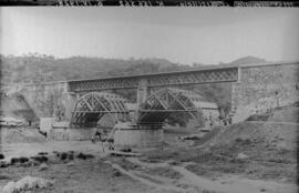 Puente de Castillejos en el km 156,562 de la línea de Mérida a Sevilla, dentro del término del mu...