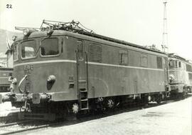 Locomotora eléctrica nº 22 de RENFE (serie 21 a 24) en la estación de Oviedo